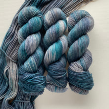 Load image into Gallery viewer, Outlier:  Heather Purple Teal on Victoria DK
